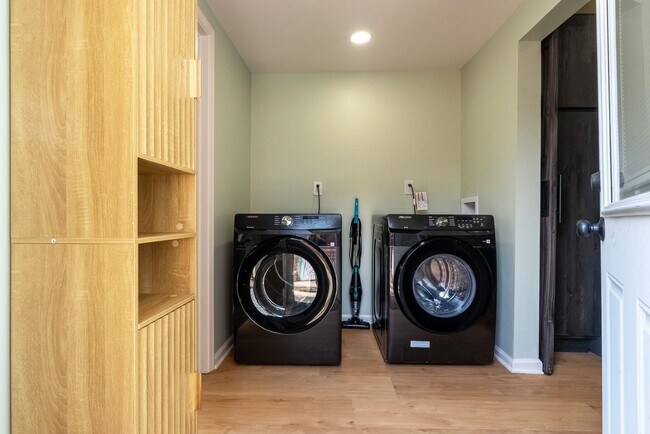 Building Photo - 335 Taylor-Mid-Term Rental