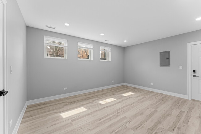 Building Photo - 7428 N Rogers Ave