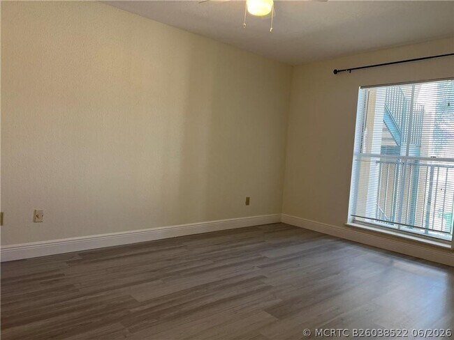 Building Photo - 875 Riverside Dr