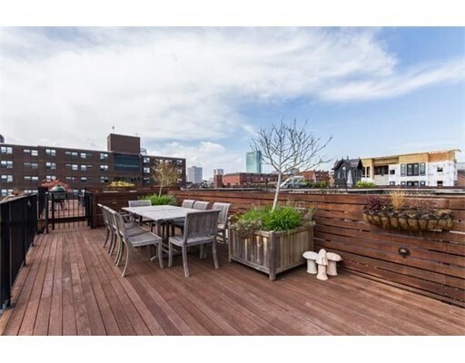 Building Photo - 1690 Washington St