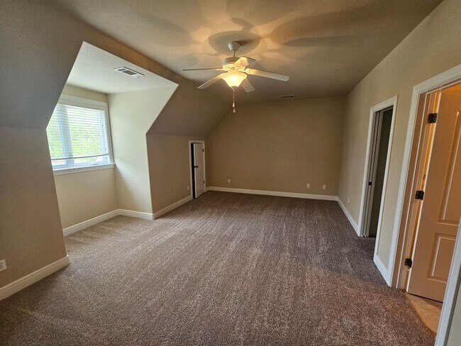 Building Photo - Beautiful Large Home in Johnson