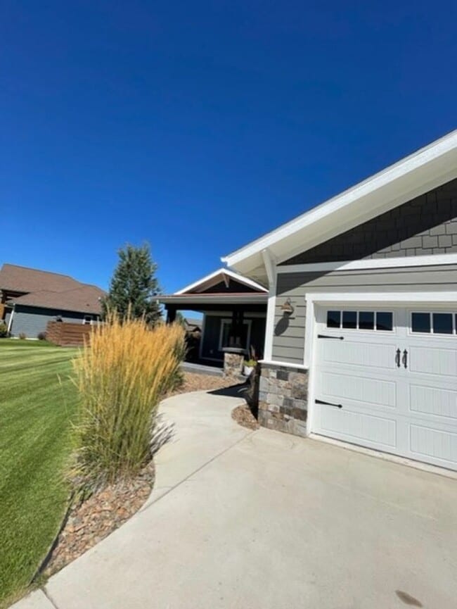 Building Photo - Custom Built 3 Bed/2 Bath Ranch Style Home!