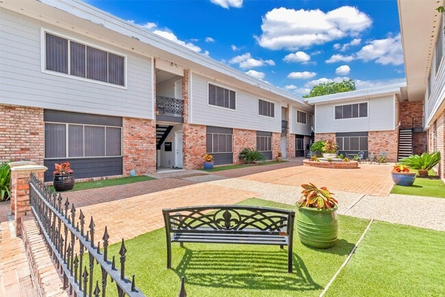 Building Photo - 2011 Marshall St