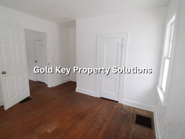 Building Photo - MUNCIE 3 BR 1 BA House with New Appliances and Garage (SECTION 8 APPROVED)