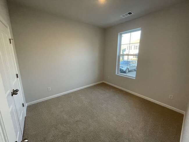 Building Photo - Townhome less than 2 miles from Downtown C...