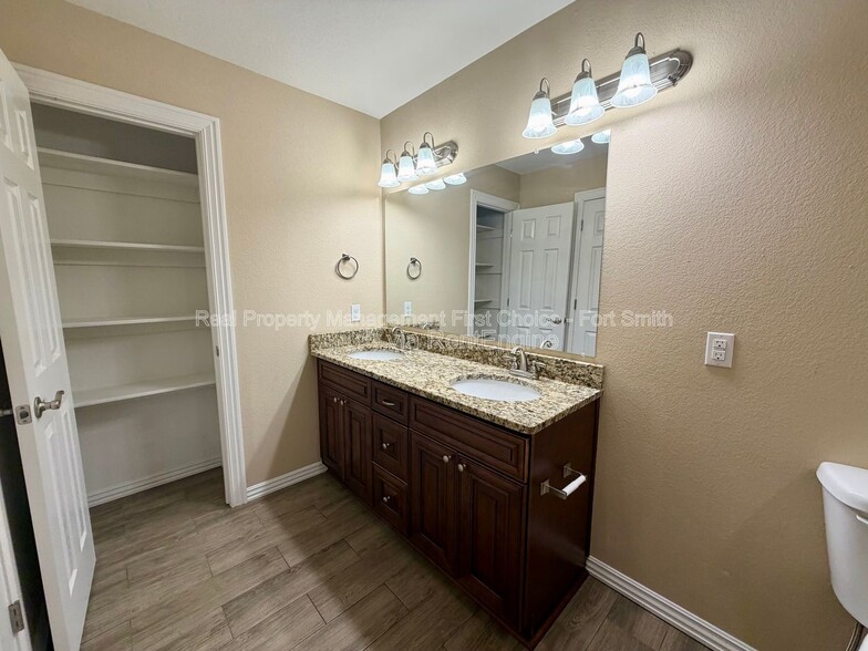 Building Photo - 6605 Leightyn Ln