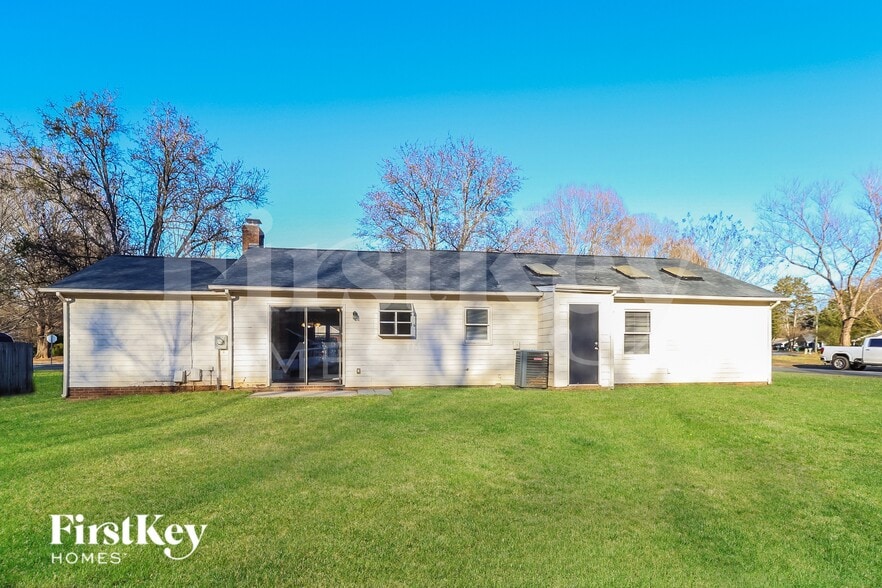 Building Photo - 5800 Old Meadow Rd