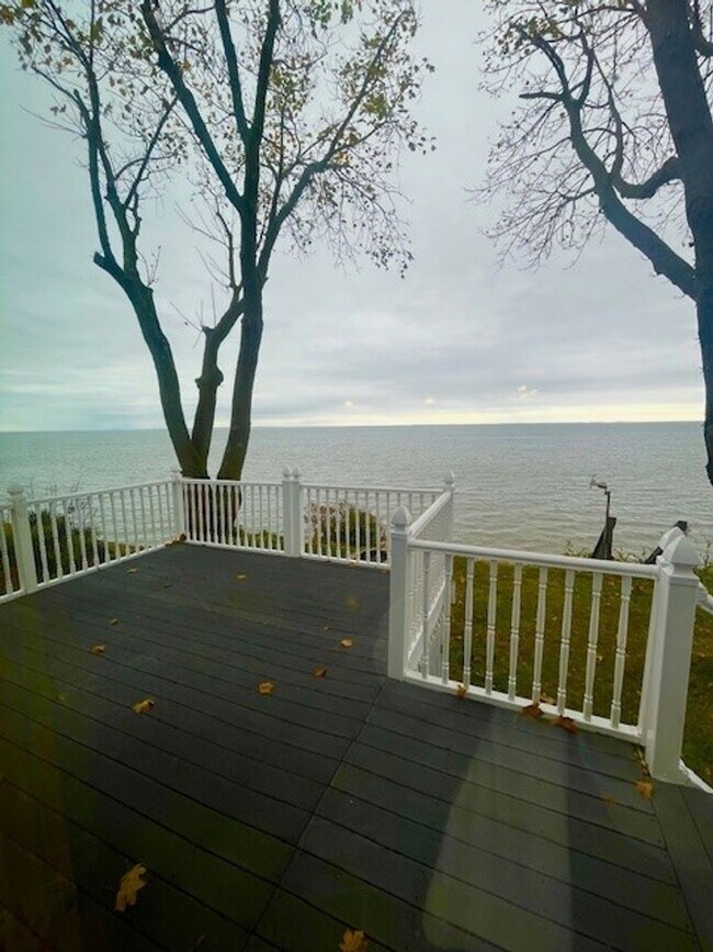 Building Photo - Gorgeous Water Front Home with Beach Access