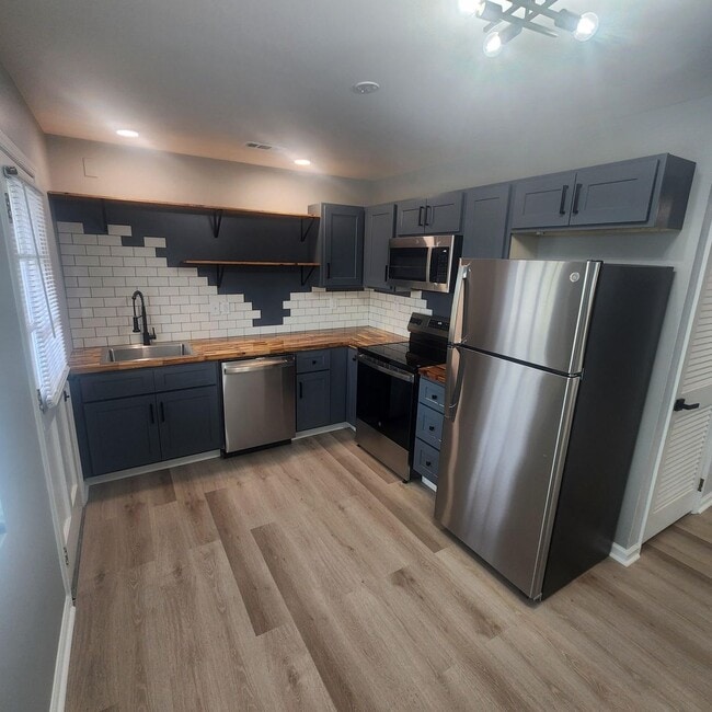 Building Photo - 108 Lindsay St