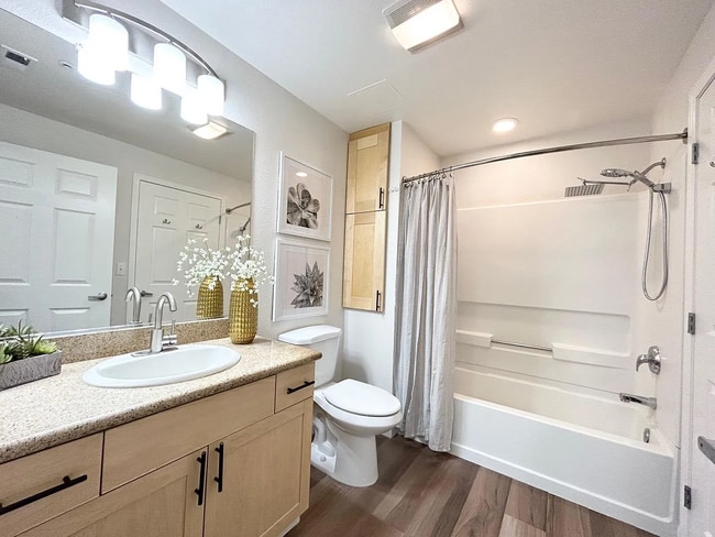 Building Photo - Dream location for commuter or anyone who ...