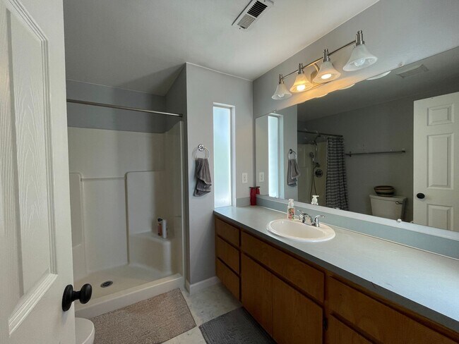 Building Photo - Charming Rock Creek 3 Bed 2.5 Bath - Centr...
