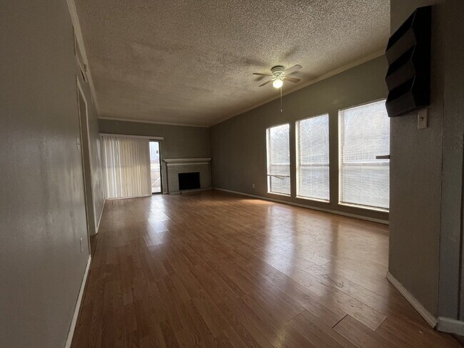 Primary Photo - 2 Bedroom 2 Bathroom apartment convenientl...