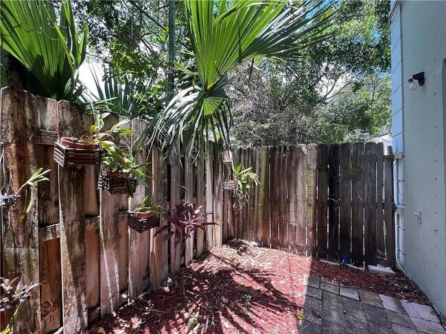 Building Photo - 1423 Holly Heights Dr