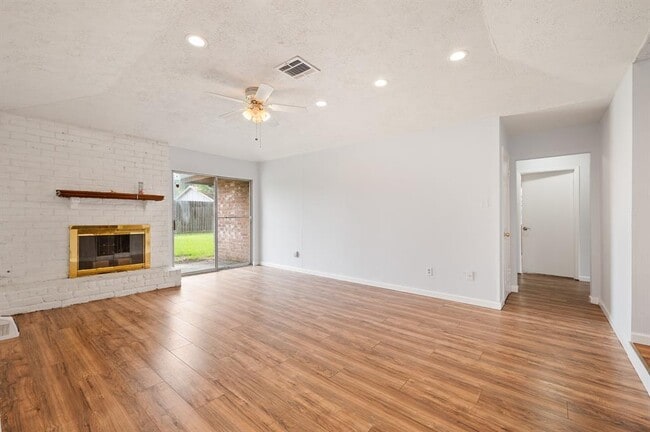 Building Photo - 13910 New Village Ln