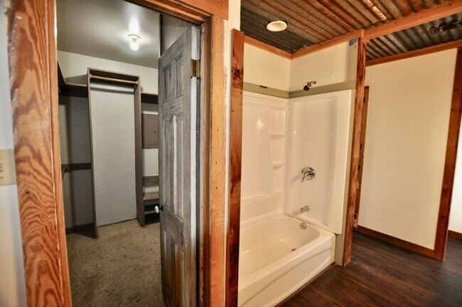 Building Photo - COMING SOON - FOR LEASE! Hard to Find Hors...