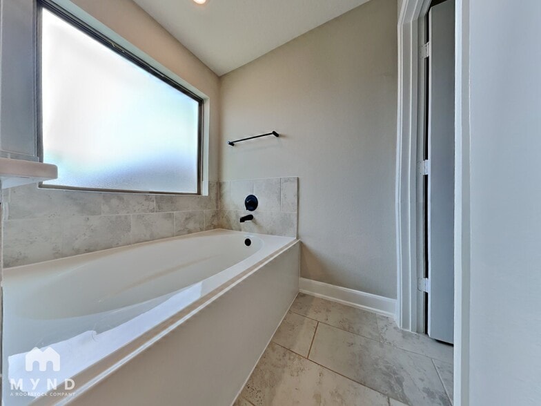 Building Photo - 10210 Alder Ridge Dr