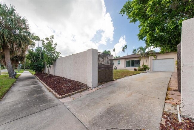 Building Photo - 907 Narcissus Ave