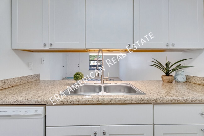 Building Photo - 508 Landview Dr