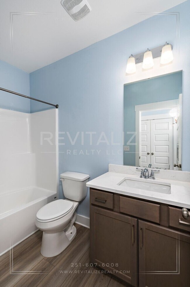 Building Photo - Charming Gold Fortified Home in Live Oak E...