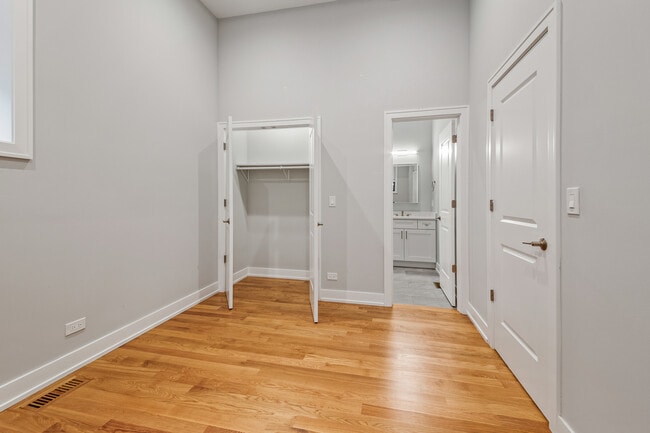 Building Photo - 1349 N Noble St