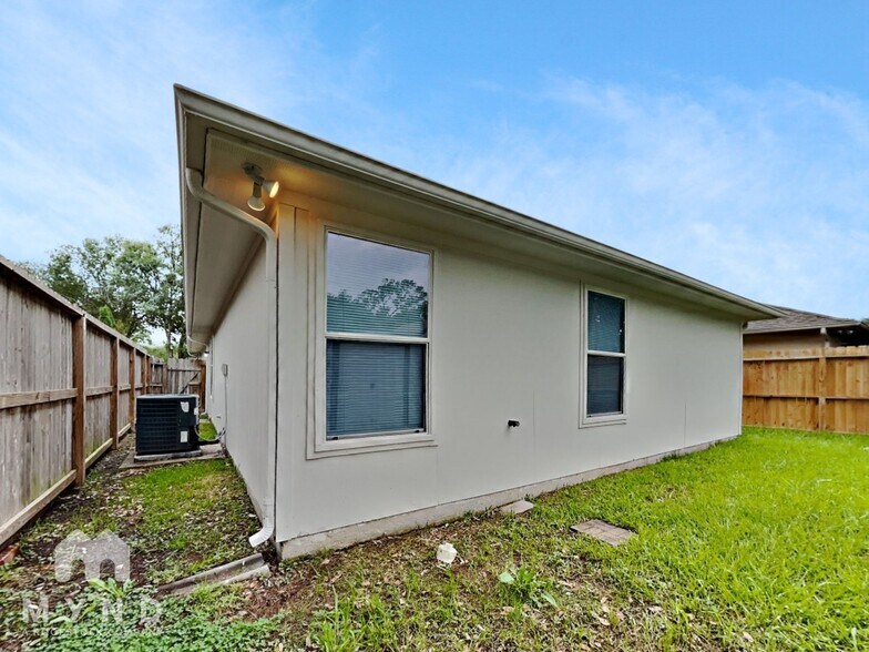 Building Photo - 24226 Hard Wood Dr