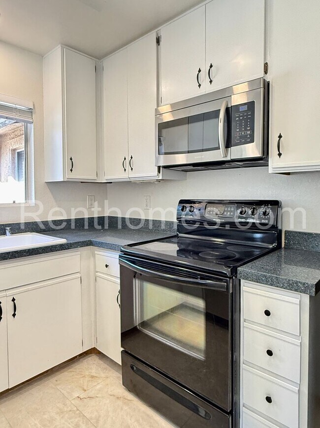 Building Photo - 11263 Avenida De Los Lobos