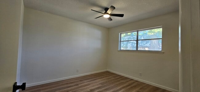 Building Photo - 608 Oak Dr