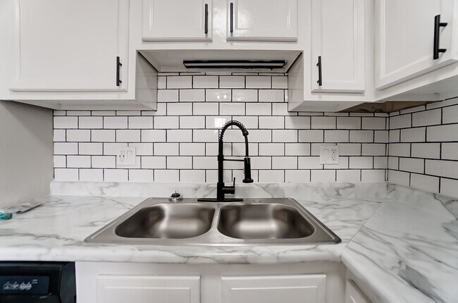 Building Photo - Renovated 2 Bedroom with Washer + Dryer Av...