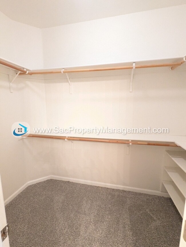 Building Photo - Amazing 4 Bedroom 2 Bathroom Home in a Qui...