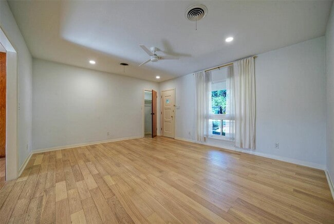 Building Photo - 1709 Mariposa Dr