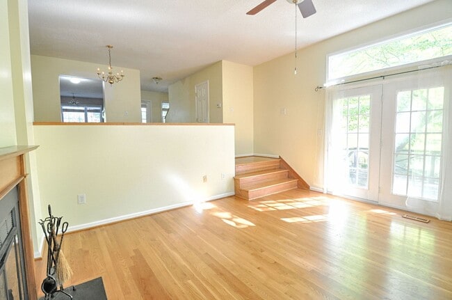 Building Photo - Townhouse close to UNC-CH!