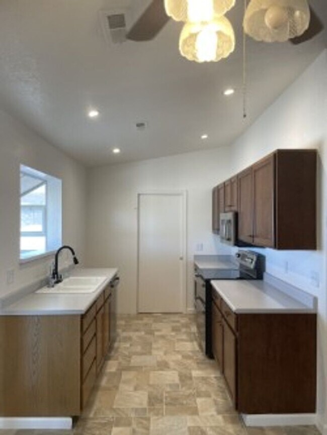 Building Photo - 3505 Mockingbird Dr