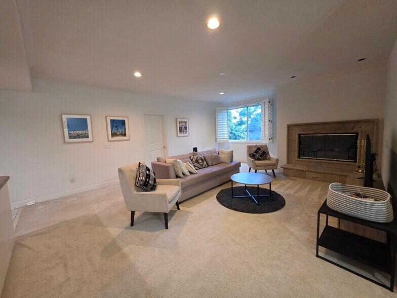 Building Photo - 390 S Sepulveda Blvd