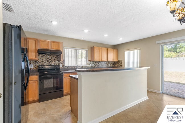 Building Photo - 9 Waywood Pl