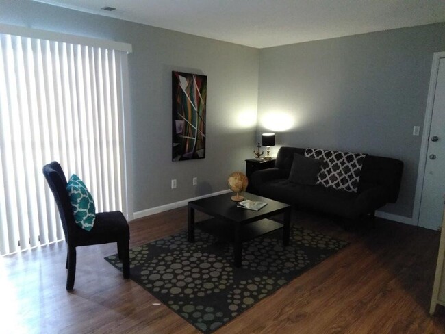 Building Photo - Cherry Creek Schools, 2 bed, 1 bath, 900 s...