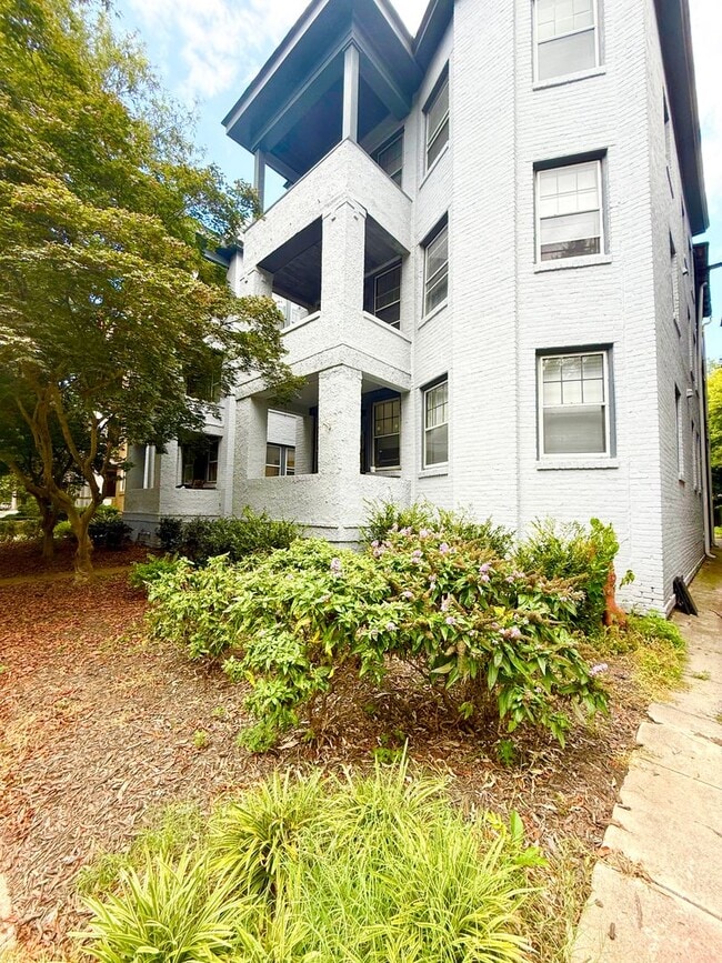 Building Photo - **BEST DEAL**Ghent -2 Bedroom condo 2nd Fl...