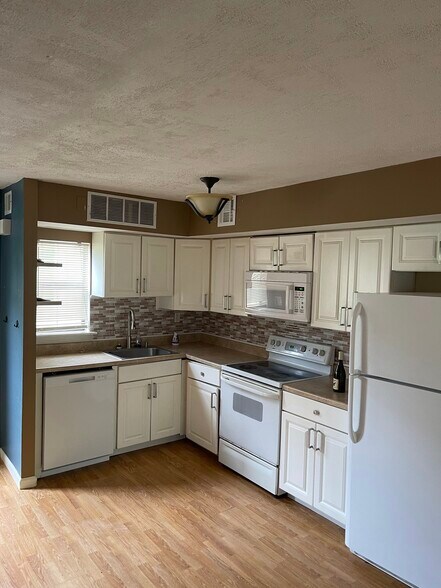 Building Photo - 2022 Valley Dr