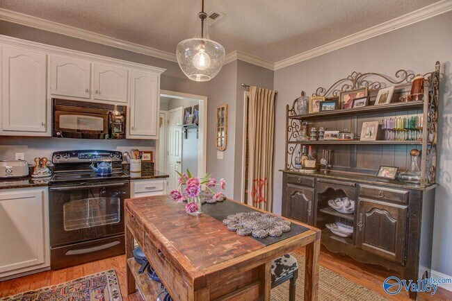 Building Photo - 1605 McCullough Ave NE