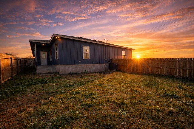 Building Photo - 3 Bed 2 bath New Management!!!