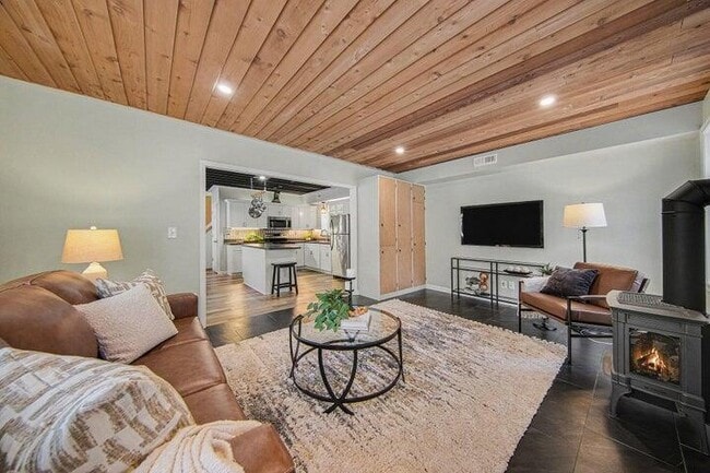 Building Photo - 5990 Plymouth Rd