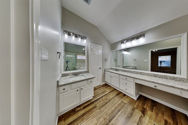 Building Photo - 6310 New Oak Ct