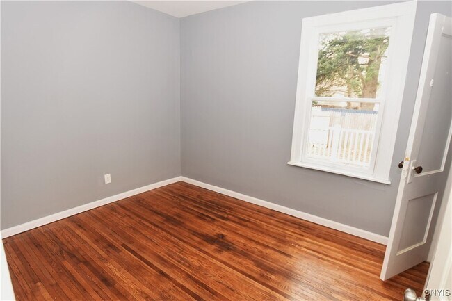 Building Photo - 112 Woodlawn Ave W