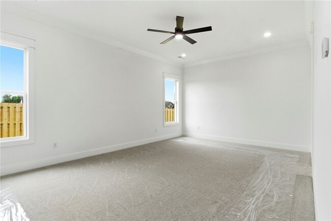 Building Photo - 421 Hedge Dr