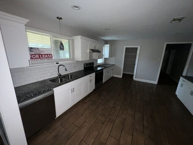 Building Photo - Spacious 4-bedroom 2.5-bathroom Home with Modern Upgrades