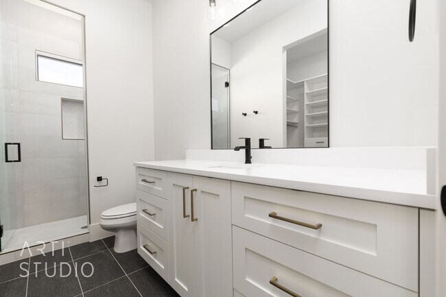 Building Photo - BRAND NEW Gorgeous 6 bed 7 bath with Pool ...