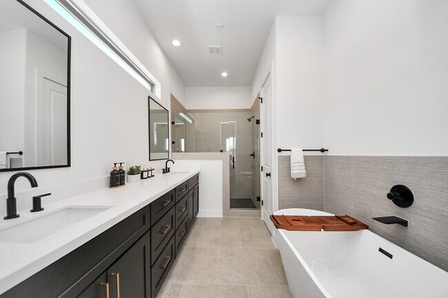 Building Photo - 2524 Live Oak St