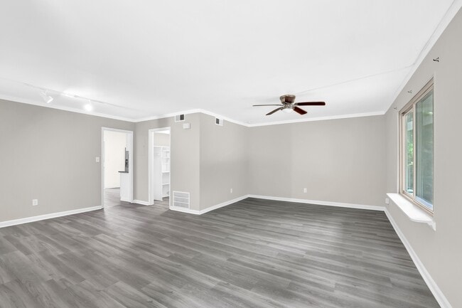 Building Photo - 2551 Park Rd