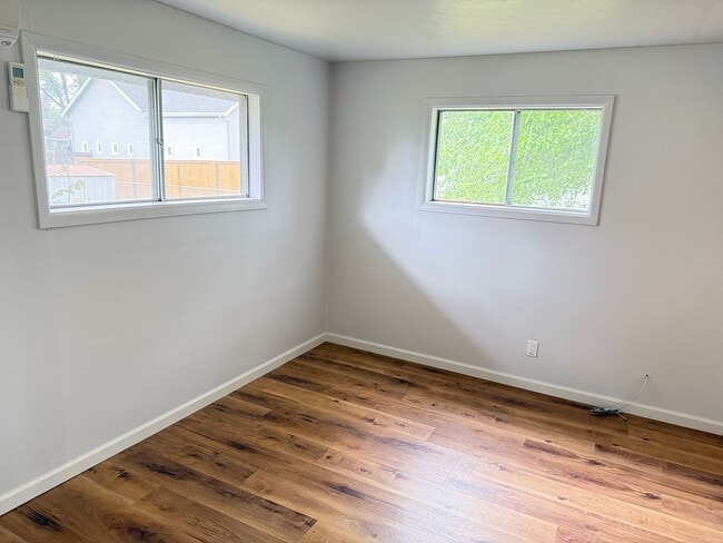 Building Photo - Huge 4 bedroom 2 bath house!