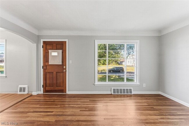 Building Photo - 866 E 209th St