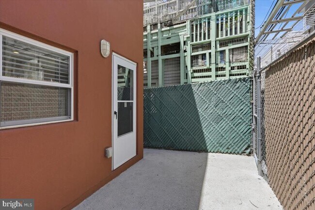 Building Photo - 2653 S 6th St